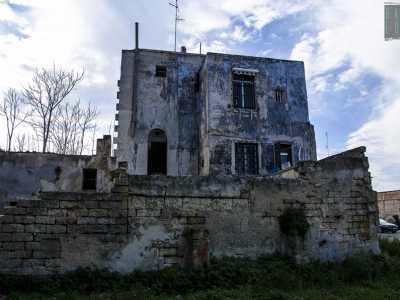 Uno degli edifici fatiscenti che svettano sul largo del rione